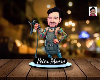 Estatueta de tatuador de madeira personalizada, retrato de tatuador de desenho animado personalizado, presente de tatuagem exclusivo, decoração de mesa de estúdio de tatuagem.