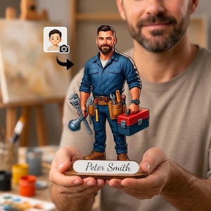Könnte beinhalten: Eine personalisierte Figur eines bärtigen Mannes in blauem Arbeitshemd und Hose, mit einem braunen Werkzeuggürtel. Er hält einen großen Schraubenschlüssel und einen rot-blauen Werkzeugkasten. Ein weißes Namensschild zeigt den Text Peter Smith.