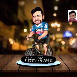 Estatueta de ciclista de madeira personalizada com desenho animado, retrato de bicicleta personalizado, decoração de mesa para ciclista, presente personalizado para ciclista, entusiasta do ciclismo.