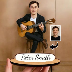 Könnte beinhalten: Ein Mann in einem schwarzen Anzug spielt eine Holzgitarre. Die Gitarre hat eine hellbraune Oberfläche. Die Person sitzt auf einem Holzschemel. Der Name "Peter Smith" steht auf einem Holzschild.