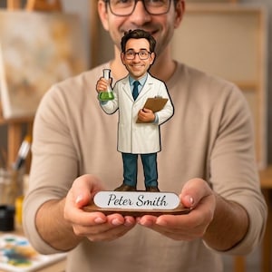 Op de afbeelding: Een gepersonaliseerd karikatuurbeeldje van een wetenschapper in een witte doktersjas, blauwe broek en bril. Het figuur houdt een glazen kolf met groene vloeistof en een bruin klembord vast. Een witte voet bevat de naam Peter Smith in zwarte letters.