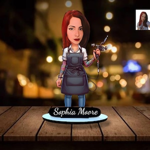 Statuina personalizzata in legno 3D di un tatuatore, ritratto personalizzato di un tatuatore in stile cartoon, regalo unico per un tatuaggio, decorazione per la scrivania dello studio di tatuaggi.