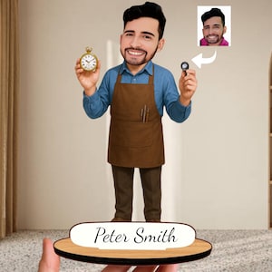 Può includere: Una figura a cartone animato di un uomo che tiene in mano un orologio da tasca e una piccola lente d'ingrandimento, indossa una camicia blu e un grembiule marrone. La figura è su una base di legno con il nome "Peter Smith". Una piccola immagine dell'uomo è nell'angolo in alto a destra.