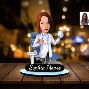Personalisierte hölzerne Zahnarztfigur, kundenspezifische Karikaturzahnärzskulptur, einzigartiges Geschenk für Zahnärzte, kundenspezifisches Zahnarztgeschenk, Zahnarztverzierung.