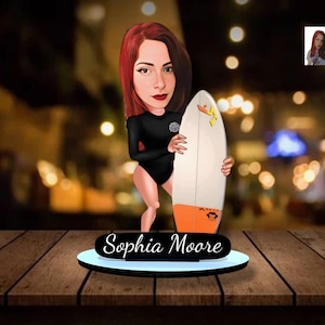 Statuina personalizzata in legno raffigurante un surfista, ritratto personalizzato di un surfista, regalo per gli amanti della spiaggia, decorazione da scrivania a tema surfista, decorazione a tema oceano.