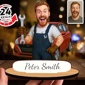 Puede incluir: Ilustración digital de un mecánico sosteniendo una llave inglesa, con un coche rojo en el fondo. El mecánico lleva un mono y guantes. La imagen incluye el texto "24 READY HOURS" y el nombre "Peter Smith".