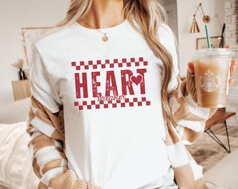 Maglietta unisex morbida Heart Breaker, maglietta a scacchiera alla moda per San Valentino, regalo per lei, maglietta per San Valentino, cuore