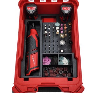 Peut inclure: Une mallette à outils rouge contenant une meuleuse rotative, des batteries et de nombreux accessoires. La mallette est divisée en compartiments pour ranger les accessoires de meulage, de polissage et de coupe. L'outil et les accessoires sont noirs et rouges.