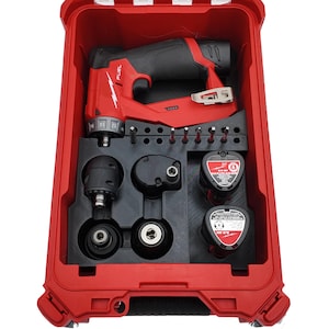 Op de afbeelding: Een rode en zwarte set elektrisch gereedschap in een rode draagkoffer. De set bevat een boor, diverse bits en twee batterijpakketten. Op de boor staat het woord "FUEL".