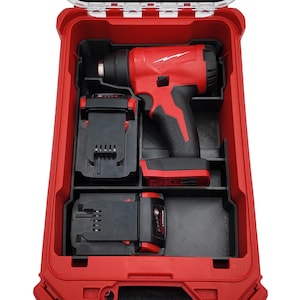 Può includere: Una pistola termica rossa e nera e due batterie nere sono riposte in una cassetta degli attrezzi rossa. La pistola termica ha un'impugnatura nera e un corpo rosso con un logo bianco. La cassetta degli attrezzi è aperta.