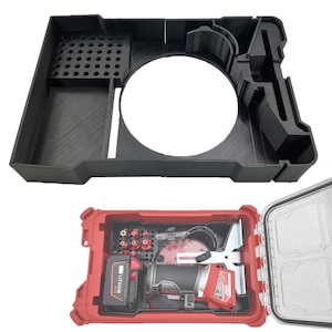 Puede incluir: Organizador de herramientas negro impreso en 3D con una gran abertura circular y varios compartimentos. Debajo, una caja de herramientas roja está abierta, revelando una herramienta eléctrica, una batería y accesorios.
