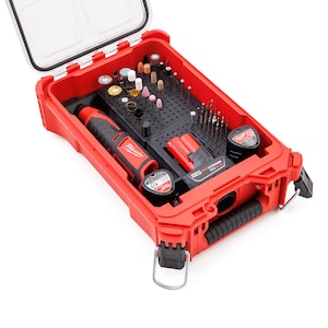 Pode incluir: Um kit de ferramentas rotativas vermelho e preto com tampa transparente. O kit inclui uma ferramenta rotativa, baterias e várias brocas e acessórios. A caixa está aberta, mostrando as ferramentas organizadas.