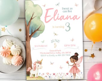 Può includere: Un invito di compleanno stravagante con il testo "Sweet as can Bee Eliana is turning 3." Il design presenta un albero, un unicorno, una fata e farfalle. L'invito include la data, l'ora e il luogo della festa.
