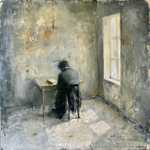 Puede incluir: Una pintura al óleo que representa a una figura con abrigo oscuro sentada en una silla ante una mesa de madera sencilla, leyendo un libro. La escena se desarrolla en una habitación de paredes grises texturizadas con una ventana a la derecha.