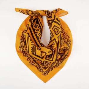 Gyllengul bomullsvoilebandana originellt designad exotisk boho omlott unik etnisk sommarhalsduk