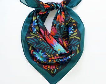 Bandana in voile di cotone morbido con stampa floreale blu pavone e rosso acceso, dal design originale, scialle floreale boho unico da donna con motivi botanici.