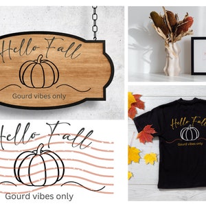 Peut inclure: Une pancarte en bois avec un cadre noir et une chaîne suspendue en haut. La pancarte dit "Hello Fall" avec une citrouille et le texte "Gourd vibes only".