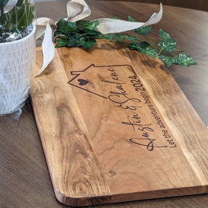 Planche de charcuterie SVG, cadeau de clôture, cadeau de pendaison de crémaillère, nouvelle maison, planche à découper, fichier canva modifiable