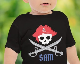 Può includere: Maglietta nera con un design di teschio di pirata rosso e ossa incrociate. Il testo "SAM" è stampato sotto il teschio.