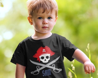 Può includere: Una maglietta nera con un designo di teschio e ossa incrociate da pirata rosso e bianco. Il nome "Sam" è stampato sotto il teschio.