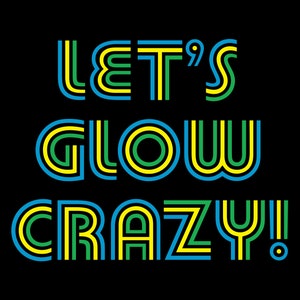 Puede incluir: Sobre un fondo negro, la frase "LET'S GLOW CRAZY!" en una tipograf&iacute;a retro y colorida. Las letras est&aacute;n delineadas en azul, verde y amarillo, creando un dise&ntilde;o vibrante. El signo de exclamaci&oacute;n enfatiza el mensaje.