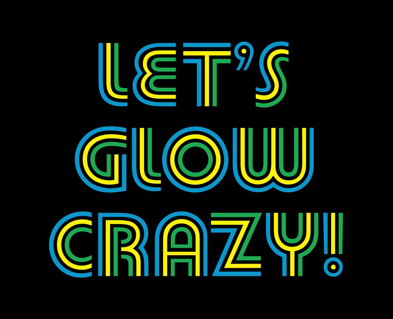 Puede incluir: Sobre un fondo negro, la frase "LET'S GLOW CRAZY!" en una tipograf&iacute;a retro y colorida. Las letras est&aacute;n delineadas en azul, verde y amarillo, creando un dise&ntilde;o vibrante. El signo de exclamaci&oacute;n enfatiza el mensaje.