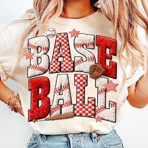 以下が含まれることがあります： ベースボールをテーマにしたクリーム色のTシャツ。赤、白、野球のステッチ風の文字で「BASEBALL」と書かれています。デザインには、野球ボール、グローブ、バット、星のアクセントが含まれています。