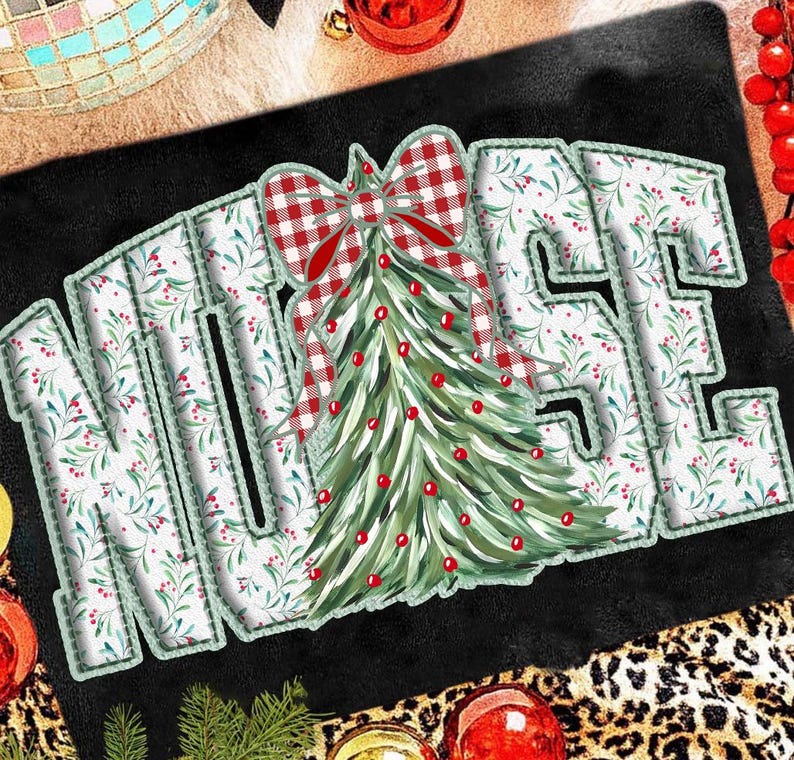 Op de afbeelding: Een zwarte decoratieve mat met het woord "NURSE" in witte letters met een groen bloemmotief. Een kerstboom met een rood-witte geruite strik staat in het midden. Rode ballen en een luipaardprint rand maken het feestelijke ontwerp compleet.