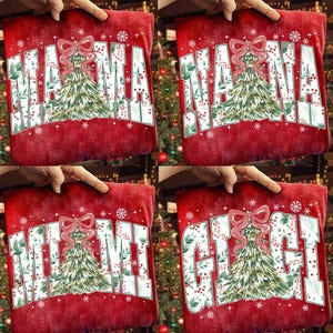 Puede incluir: Cojín rojo con temática navideña con la palabra "MAMA" en blanco, decorado con un árbol de Navidad y un lazo. El cojín tiene un diseño festivo con copos de nieve y bayas, perfecto para la decoración navideña.