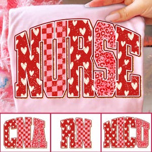 Puede incluir: Una camiseta rosa claro con la palabra "NURSE" en una fuente audaz y desgastada. Las letras presentan varios patrones, incluyendo corazones, un tablero de ajedrez y estampado de leopardo. Debajo hay tres diseños más pequeños: "CNA", "RN" y "NICU".