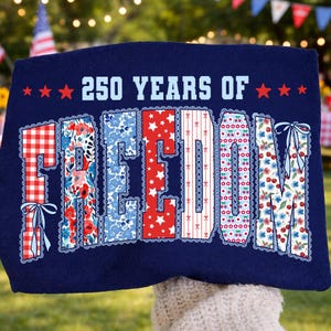 Peut inclure: Un ensemble de trois tasses en céramique avec une finition mate et mouchetée. Les tasses sont dans des tons crème, gris clair et gris foncé. Chaque tasse a un design simple et minimaliste, parfait pour le café ou le thé.