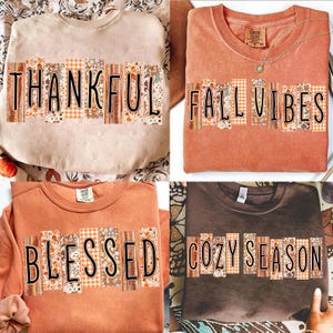 Puede incluir: Cuatro sudaderas con temática otoñal en beige, naranja y marrón. Cada sudadera presenta un diseño de texto único: "THANKFUL", "FALL VIBES", "BLESSED" y "COZY SEASON". El texto es en negrita, decorativo con un diseño de patchwork.