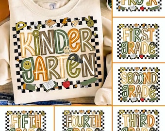 Puede incluir: Una sudadera crema con la palabra "KINDERGARTEN" en letras coloridas, rodeada de gráficos escolares. Gráficos adicionales incluyen una patineta, una manzana y libros. Imágenes más pequeñas muestran diseños de "PRE-K" a "FIFTH GRADE".