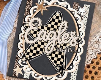 Könnte beinhalten: Ein dunkelgraues rechteckiges Schild mit einem zentralen schwarz-beigen karierten Sternmotiv. Das Wort Eagles ist in großer beiger Schreibschrift geschrieben, darunter steht der Text School Name. Das Design enthält Leopardenmuster- und Punkte-Streifen.