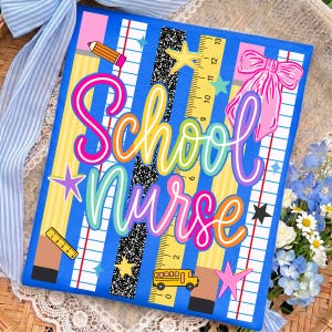 以下が含まれることがあります： 青い背景にカラフルな筆記体でSchool Nurseと書かれた長方形の看板。デザインには、罫線入りの紙、黄色い鉛筆の模様、白黒のノートのテクスチャ、定規、スクールバスの縦縞模様が描かれています。