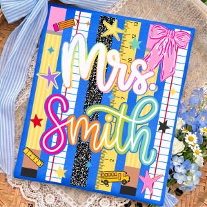 Puede incluir: Un letrero rectangular con el texto Mrs. Smith en letra cursiva colorida. El fondo muestra rayas verticales de papel de cuaderno, reglas amarillas y patrones moteados en blanco y negro. Incluye un lápiz, un autobús escolar y un lazo rosa.
