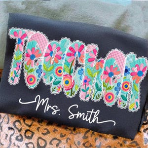 Helles Patchwork Blumenmuster Lehrer Png, Lehrer Png Blumenmuster, Faux gesticktes Shirt Design, Lehrerleben Png, benutzerdefinierter Lehrername, Cottagecore