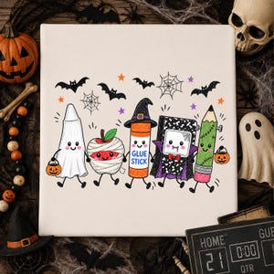 Pode incluir: Uma tela quadrada branca com uma ilustra&ccedil;&atilde;o colorida de cinco materiais escolares antropom&oacute;rficos em trajes de Halloween, incluindo um fantasma, uma ma&ccedil;&atilde; m&uacute;mia, uma cola em bast&atilde;o, um caderno vampiro e um l&aacute;pis Frankenstein.