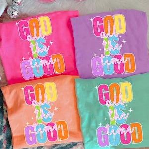 Retro God is altijd goed Verontruste png, religieuze png, trendy png, neon smiley png, millennial png, handgeletterde png, kleurrijk