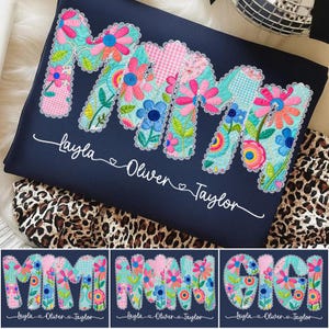 Może przedstawiać: Biały ceramiczny kubek z czarnym uchwytem i napisem "But First, Coffee" pogrubioną czcionką. Kubek jest ustawiony na rozmytym tle, sugerującym przytulne otoczenie.