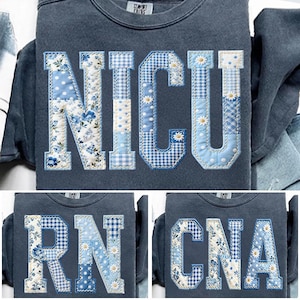 Puede incluir: Una sudadera azul marino con la palabra "NICU" en letras grandes estilo patchwork. Las letras son una mezcla de estampados florales, lunares y cuadros en tonos azules y blancos. Debajo, dos sudaderas más con "RN" y "CNA" en estilos similares.