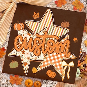 Könnte beinhalten: Ein quadratisches braunes Schild mit dem Wort custom in orangefarbener Schreibschrift mit weißen Punkten. Der Text liegt über drei überlappenden Sternen mit Streifen-, Blumen- und Karomustern. Das Design zeigt orangefarbene Kürbisse und Blätter.