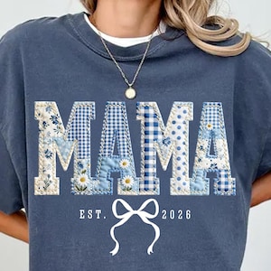 Mama Est 2026 Kokette Blaue Toile Patchwork Blumen Png, Mama Chinoiserie Shabby Chic Png, Cottagecore Varsity, Blau Weiße Quilt Png