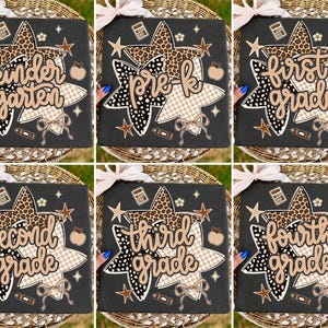 Pode incluir: Uma t-shirt preta com um gráfico de três estrelas sobrepostas com padrões de leopardo, bolinhas pretas e brancas e xadrez bege. O design inclui ícones escolares como uma calculadora, uma maçã e um lápis, com o texto do nível escolar.