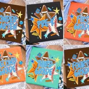 Op de afbeelding: Een collectie van zes t-shirts in bruin, zwart en oranje, elk met een grafische print van sterren, een basketbal, een honkbal, een schoolbus, een wereldbol en schoolspullen, met teksten variërend van de kleuterschool tot groep zes.