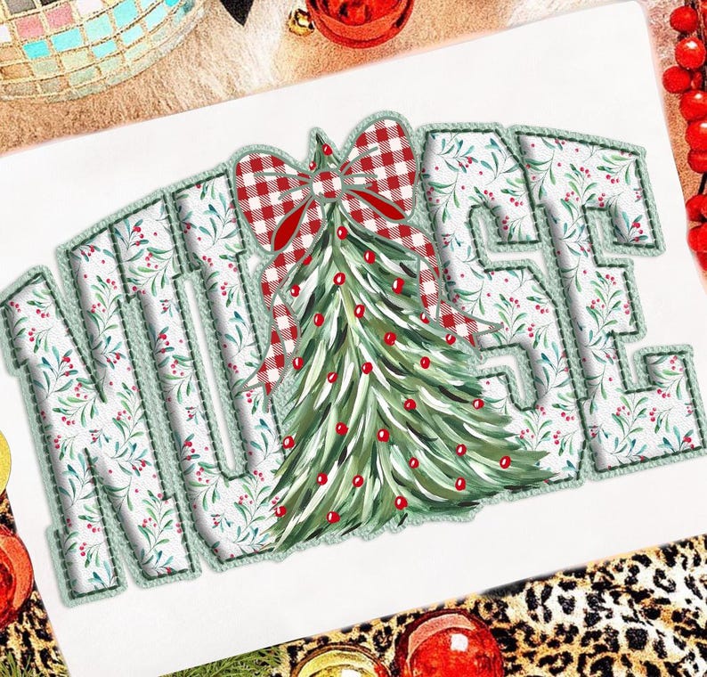 Op de afbeelding: Een kerstthema-ontwerp met het woord "NURSE" in een lettertype in varsity-stijl. De letters zijn versierd met een bloemenpatroon en omrand met groene stiksels. Een kerstboom met een rode strik staat in het midden.
