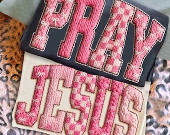 Bid/Jezus roze sluiting haakgaren gehaakt vintage png, retro geruite varsity, kerst christelijke flirt strik sublimatie png, gezellig seizoen
