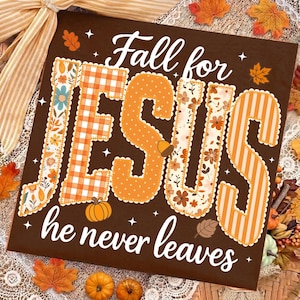 Peut inclure: Une enseigne carrée marron avec le texte blanc Fall for JESUS he never leaves. Les lettres sont remplies de motifs orange et blancs, notamment des carreaux, des pois et des fleurs. Des citrouilles orange et des feuilles décorent le tout.