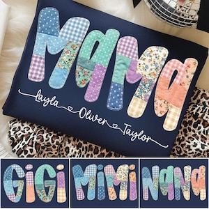 以下が含まれることがあります： パッチワーク文字で「Mama」と書かれたネイビーブルーのスウェットシャツ。文字は様々な柄の生地で作られています。「Mama」の下には「Layla」、「Oliver」、「Taylor」の名前があります。追加の画像には、パッチワーク文字で「Gigi」、「Mimi」、「Nana」が表示されています。