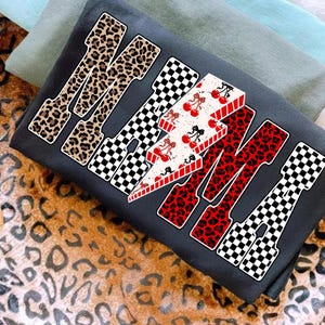 Trendy Mama PNG, Kirsche Mama Blitz Png, Leopard Checker Kirsche Buchstaben Sublimation, niedliches Retro Mom Shirt Design, Varsity Mom Png